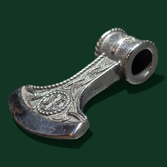 Nahaufnahme des Thors Hammer Amulett der Marke Sinnikäs®.