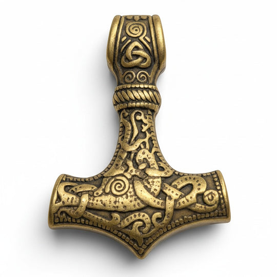 Detailaufnahme vom Thors Hammer Amulett aus Edelstahl von Sinnikäs®.