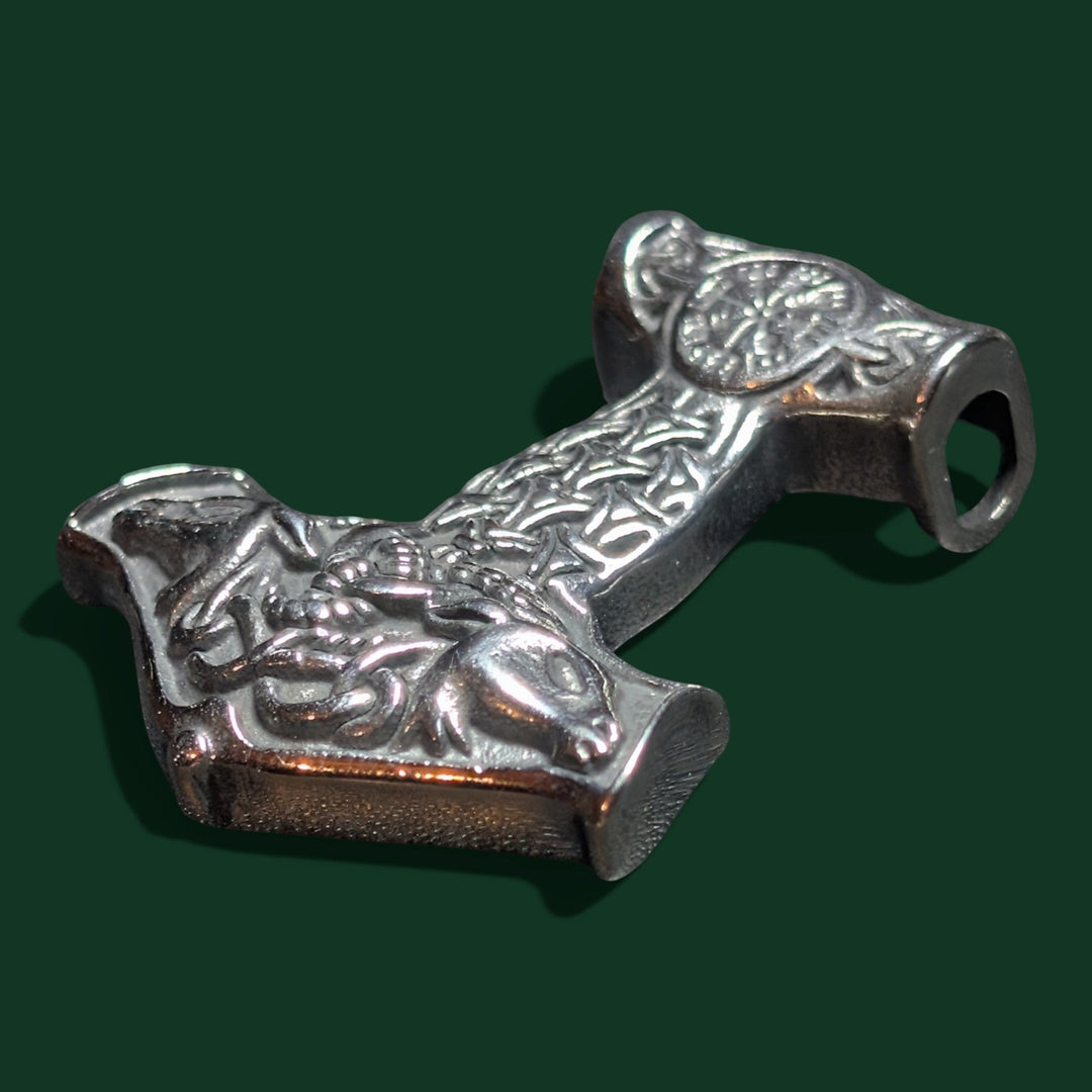Nahaufnahme des Thors Hammer Amulett der Marke Sinnikäs®.