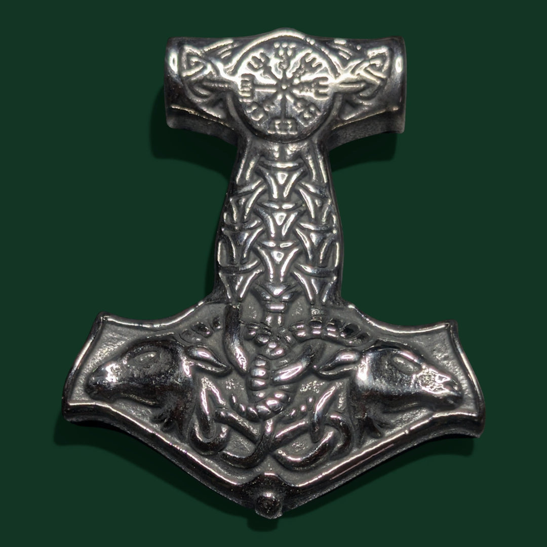 Detailaufnahme vom Thors Hammer Amulett aus Edelstahl von Sinnikäs®.