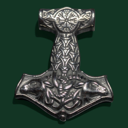 Detailaufnahme vom Thors Hammer Amulett aus Edelstahl von Sinnikäs®.