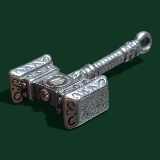 Nahaufnahme des Thors Hammer Amulett der Marke Sinnikäs®.