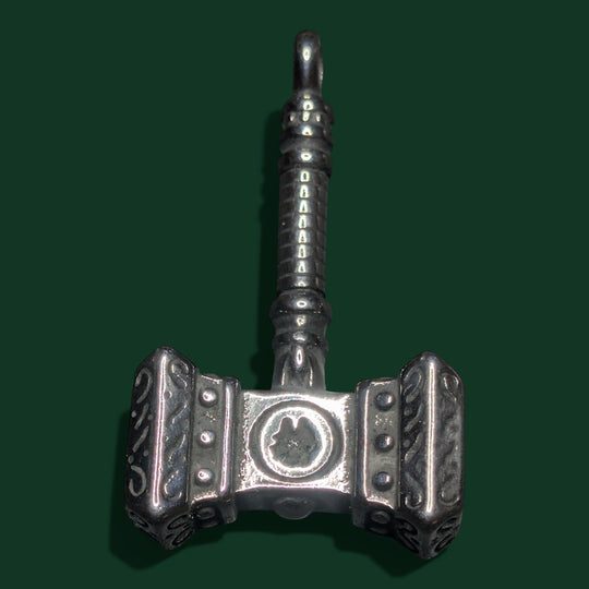 Detailaufnahme vom Thors Hammer Amulett aus Edelstahl von Sinnikäs®.