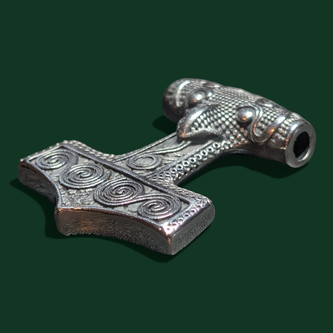 Nahaufnahme des Thors Hammer Amulett der Marke Sinnikäs®.