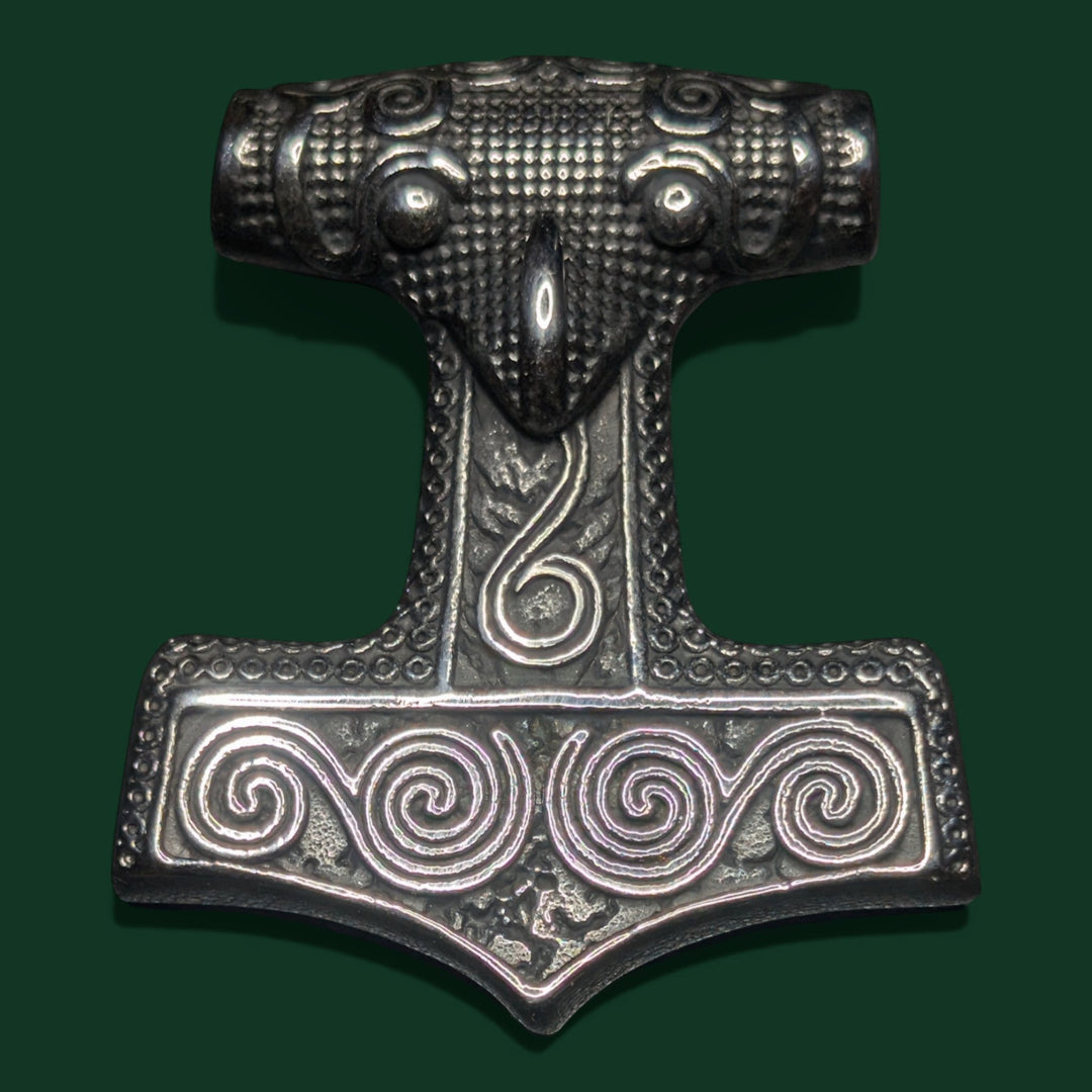 Detailaufnahme vom Thors Hammer Amulett aus Edelstahl von Sinnikäs®.