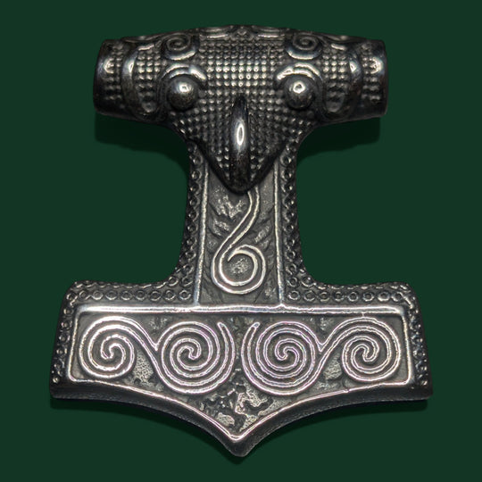 Detailaufnahme vom Thors Hammer Amulett aus Edelstahl von Sinnikäs®.