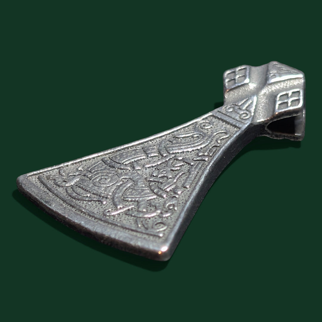 Nahaufnahme des Thors Hammer Amulett der Marke Sinnikäs®.