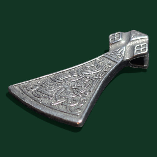 Nahaufnahme des Thors Hammer Amulett der Marke Sinnikäs®.