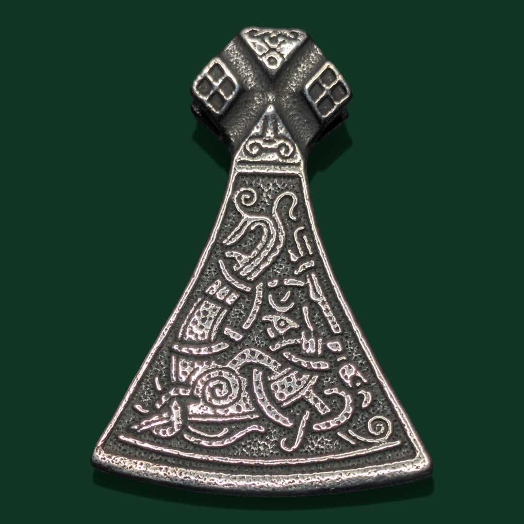 Detailaufnahme vom Thors Hammer Amulett aus Edelstahl von Sinnikäs®.
