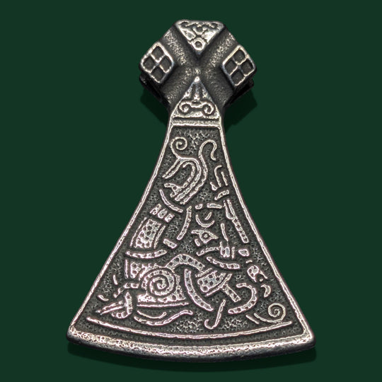 Detailaufnahme vom Thors Hammer Amulett aus Edelstahl von Sinnikäs®.