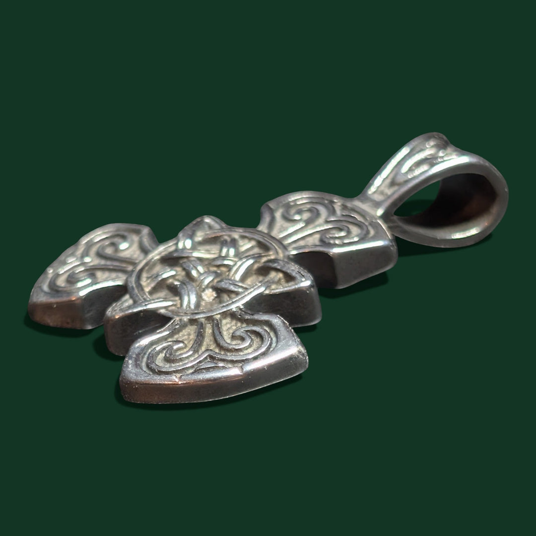 Nahaufnahme des Thors Hammer Amulett der Marke Sinnikäs®.