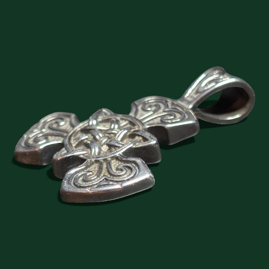 Nahaufnahme des Thors Hammer Amulett der Marke Sinnikäs®.