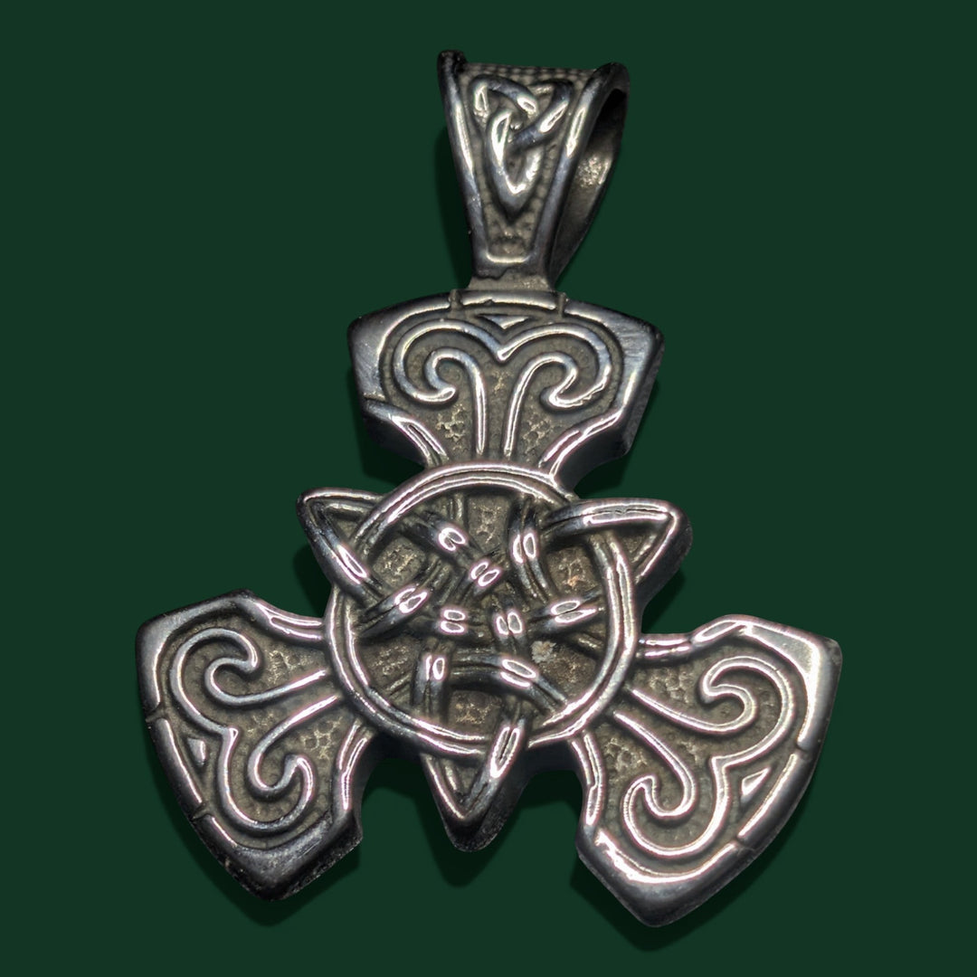 Detailaufnahme vom Thors Hammer Amulett aus Edelstahl von Sinnikäs®.