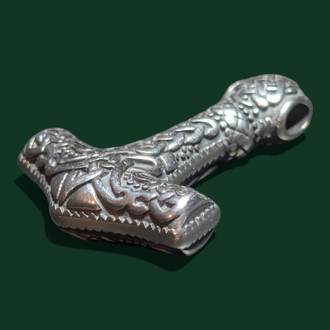 Nahaufnahme des Thors Hammer Amulett der Marke Sinnikäs®.