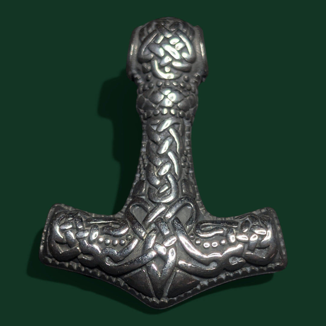 Detailaufnahme vom Thors Hammer Amulett aus Edelstahl von Sinnikäs®.