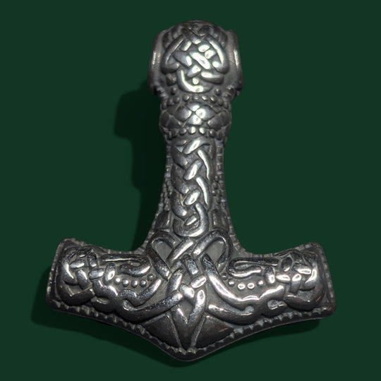 Detailaufnahme vom Thors Hammer Amulett aus Edelstahl von Sinnikäs®.