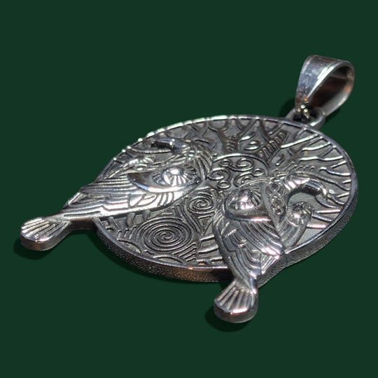 Nahaufnahme des Thors Hammer Amulett der Marke Sinnikäs®.