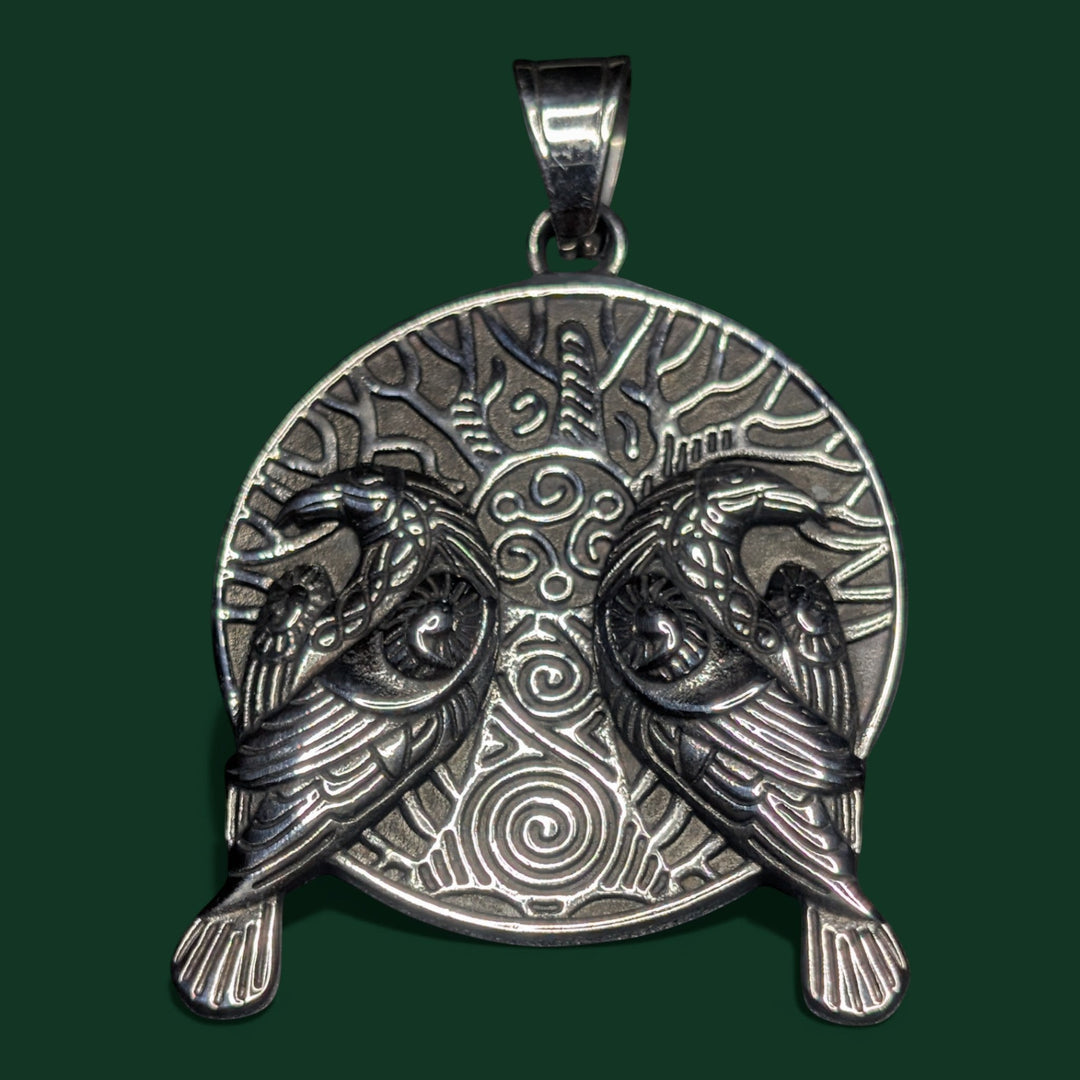 Detailaufnahme vom Thors Hammer Amulett aus Edelstahl von Sinnikäs®.