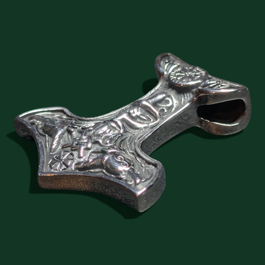 Nahaufnahme des Thors Hammer Amulett der Marke Sinnikäs®.