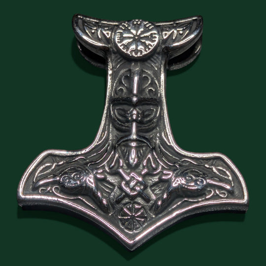 Detailaufnahme vom Thors Hammer Amulett aus Edelstahl von Sinnikäs®.