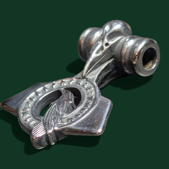 Nahaufnahme des Thors Hammer Amulett der Marke Sinnikäs®.