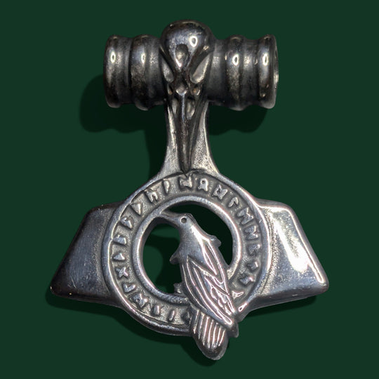 Detailaufnahme vom Thors Hammer Amulett aus Edelstahl von Sinnikäs®.