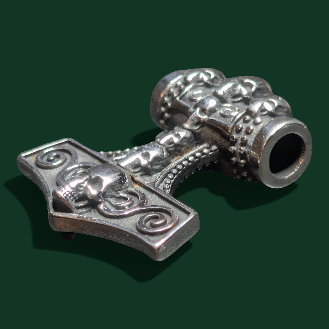 Nahaufnahme des Thors Hammer Amulett der Marke Sinnikäs®.