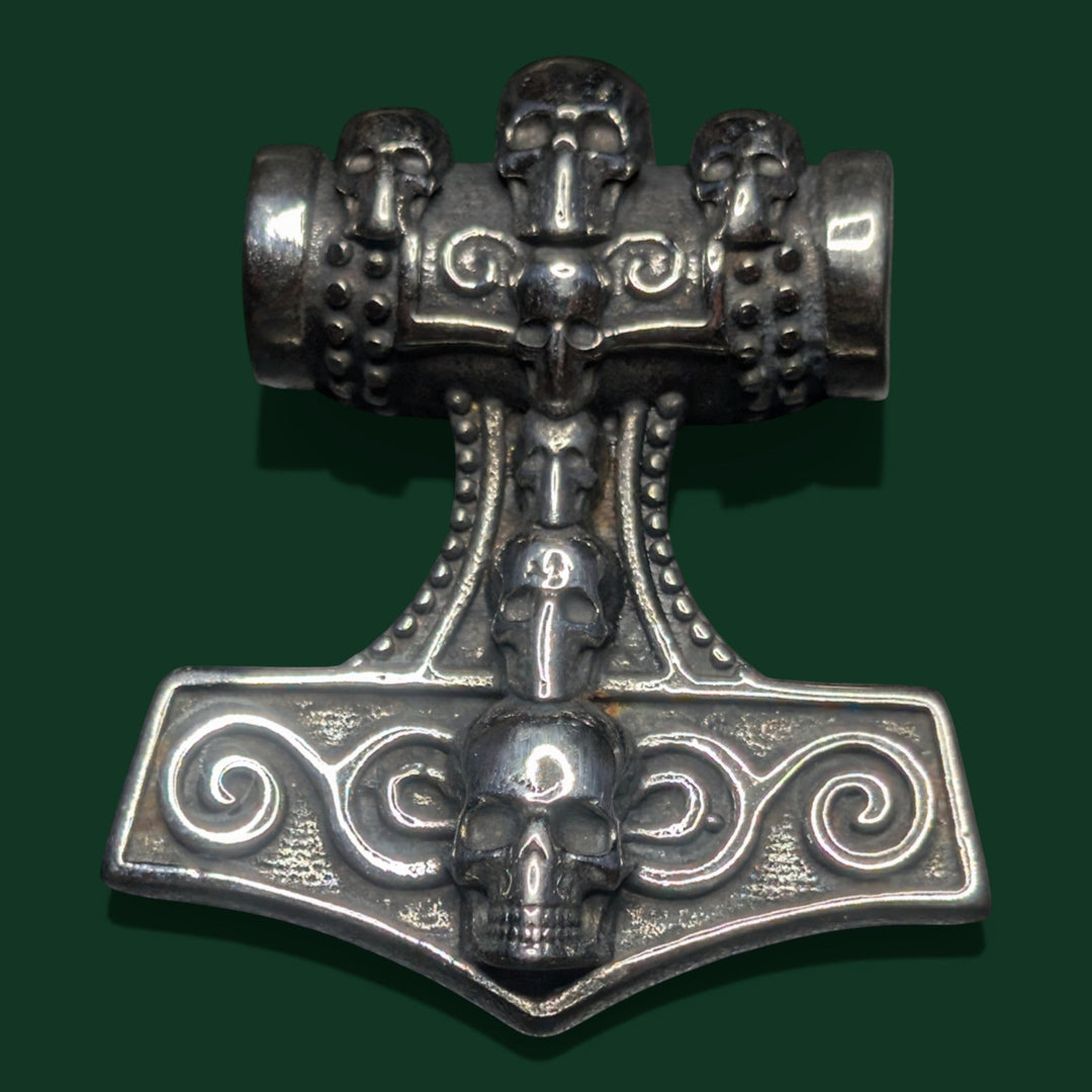 Detailaufnahme vom Thors Hammer Amulett aus Edelstahl von Sinnikäs®.
