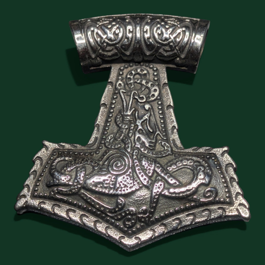 Nahaufnahme des Thors Hammer Amulett der Marke Sinnikäs®.