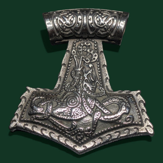 Nahaufnahme des Thors Hammer Amulett der Marke Sinnikäs®.