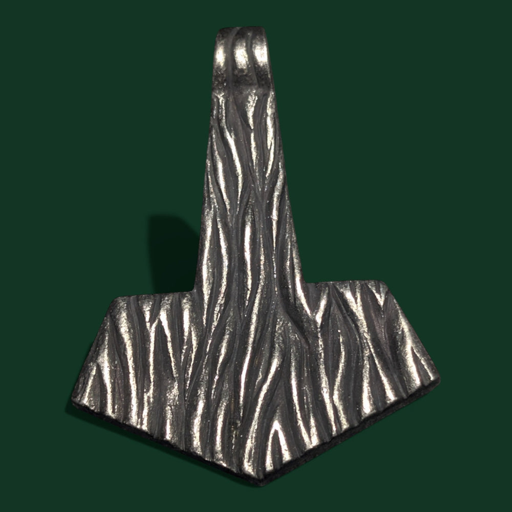 Ein Thors Hammer Amulett (Damen und Herren) aus Edelstahl der Marke Sinnikäs®.