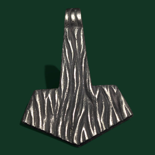 Ein Thors Hammer Amulett (Damen und Herren) aus Edelstahl der Marke Sinnikäs®.