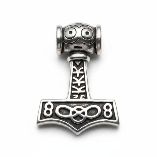 Ein Thors Hammer Amulett (Damen und Herren) aus Edelstahl der Marke Sinnikäs®.