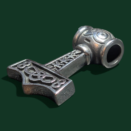 Nahaufnahme des Thors Hammer Amulett der Marke Sinnikäs®.