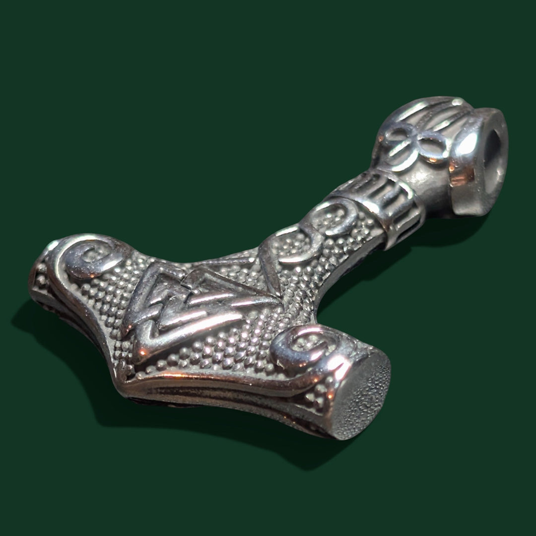 Nahaufnahme des Thors Hammer Amulett der Marke Sinnikäs®.