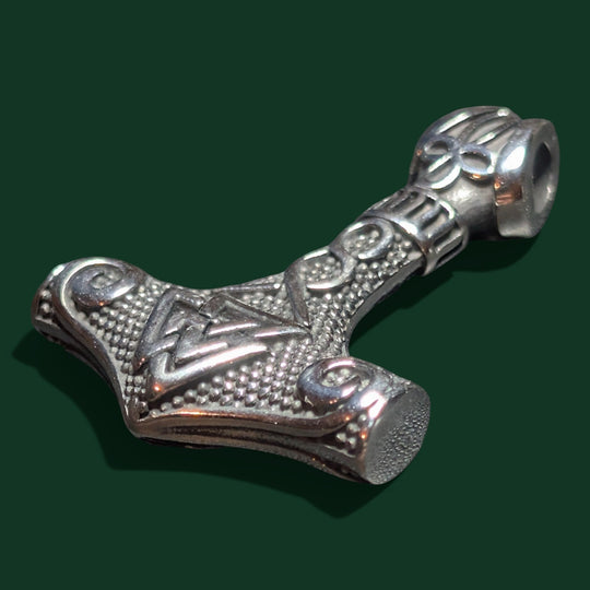 Nahaufnahme des Thors Hammer Amulett der Marke Sinnikäs®.