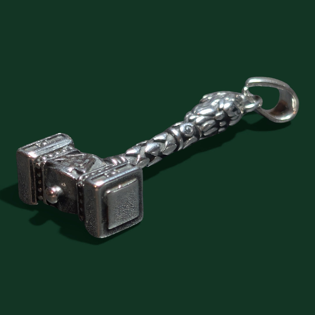 Nahaufnahme des Thors Hammer Amulett der Marke Sinnikäs®.