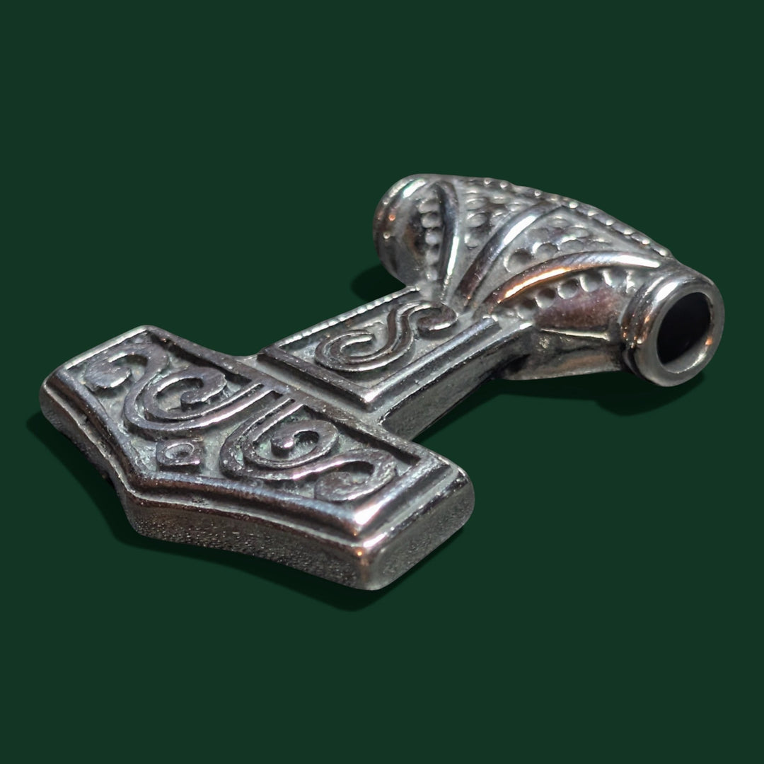 Nahaufnahme des Thors Hammer Amulett der Marke Sinnikäs®.