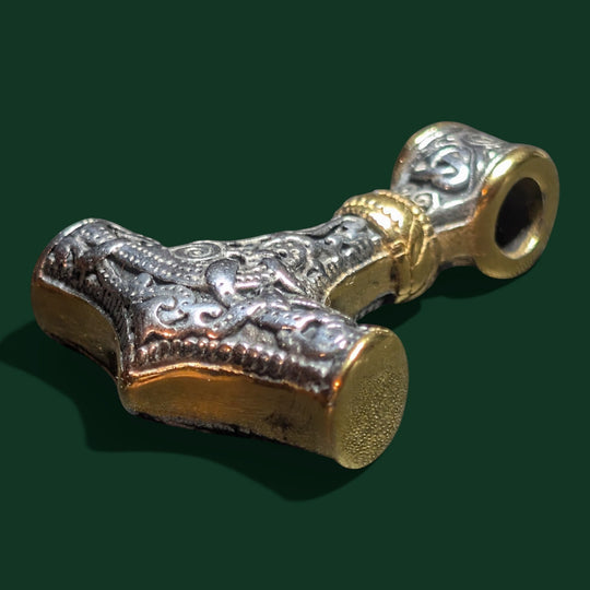 Nahaufnahme des Thors Hammer Amulett der Marke Sinnikäs®.