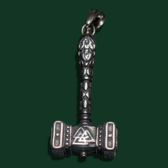 Die feine Oberflächenstruktur und das erstklassige Finish vom Wikinger Thors Hammer Anhänger aus Edelstahl (Doppelhammer) im Detail.