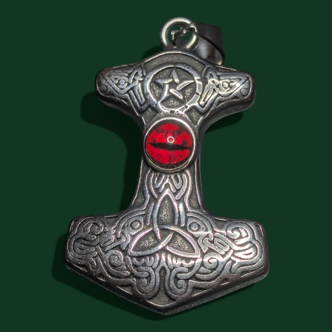 Makro-Foto der kunstvollen Details am Thors Hammer Anhänger aus der Kollektion von Sinnikäs®.