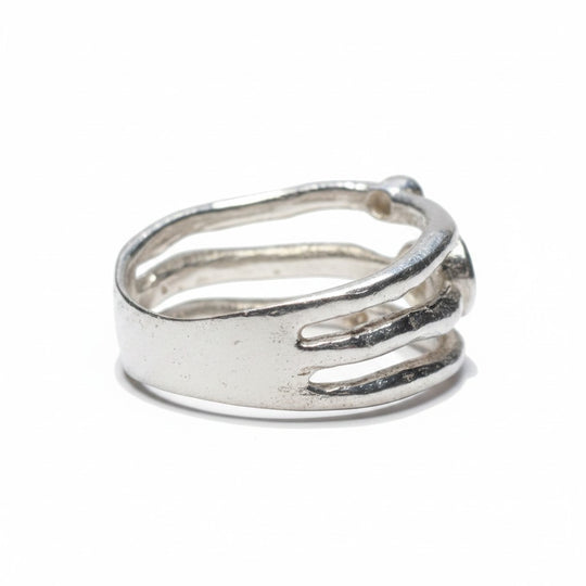 Sinnikäs 925 Silberring mit drei Zirkonia-Steinen, verflochtenes Design, polierte Oberfläche.