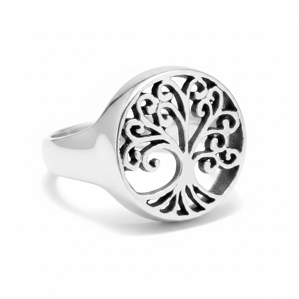 Ein auffälliger Ring aus poliertem Sterlingsilber von Sinnikäs mit einem filigranen, durchbrochenen „Baum des Lebens“-Motiv. Größe 60.