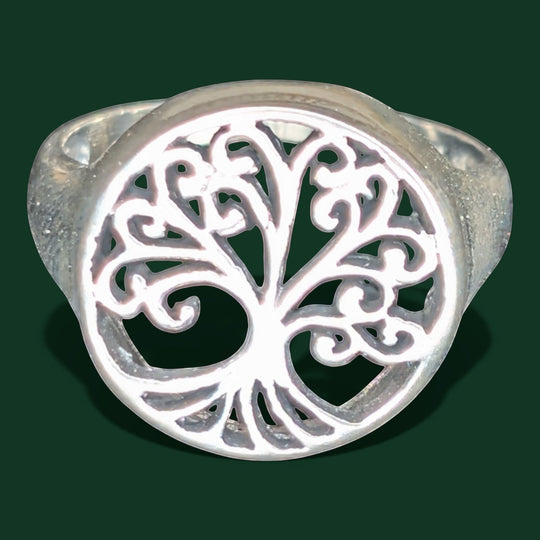 Ein auffälliger Ring aus Sterlingsilber von Sinnikäs mit einem durchbrochenen Lebensbaum-Motiv. Größe 60.