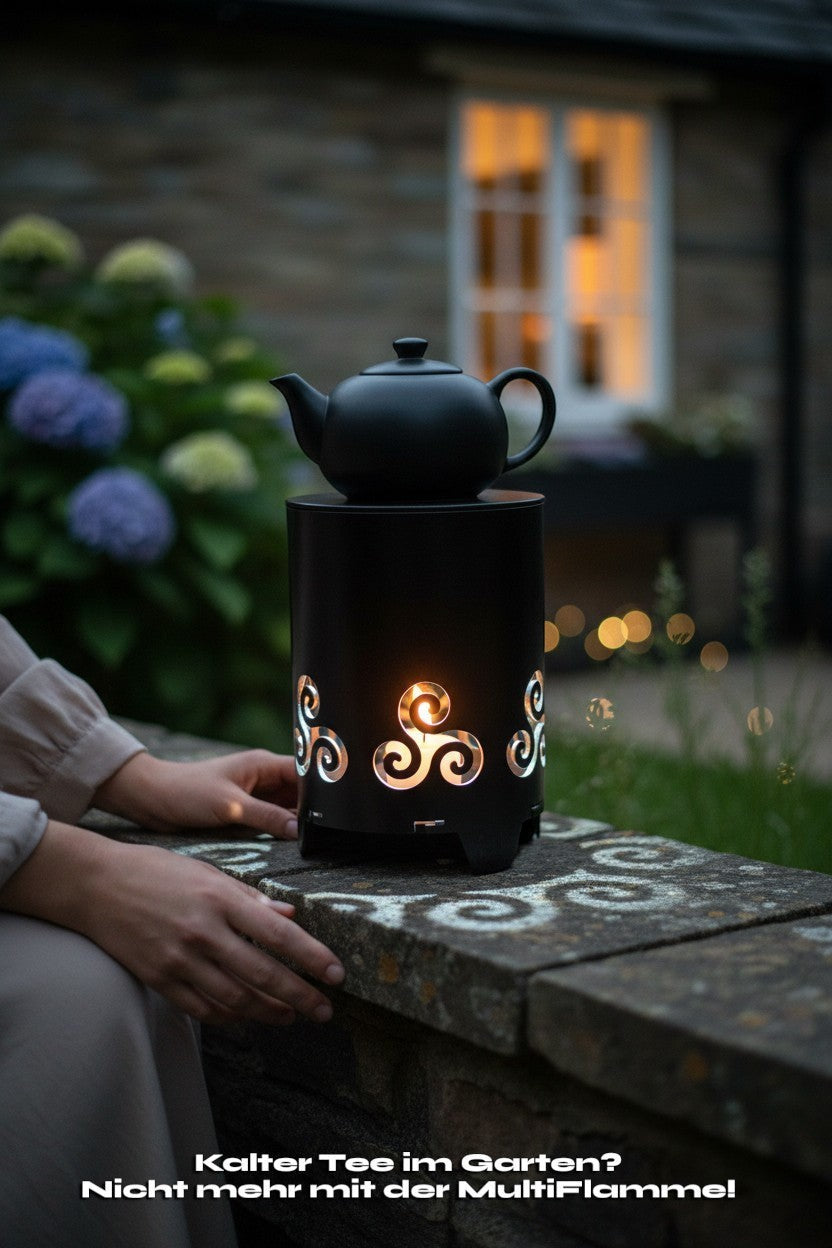 Praktische schwarze Gartenfackel aus Stahl mit Triskele-Ausschnitten, die dazu dient, eine Teekanne mit einer Kerze darin zu erwärmen.