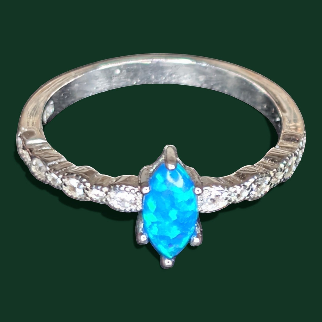 Ein stilvoller Ring aus Sterlingsilber mit einem blauen Opal im Marquise-Schliff als Mittelstein und Zirkonia-Akzenten am Ringband.