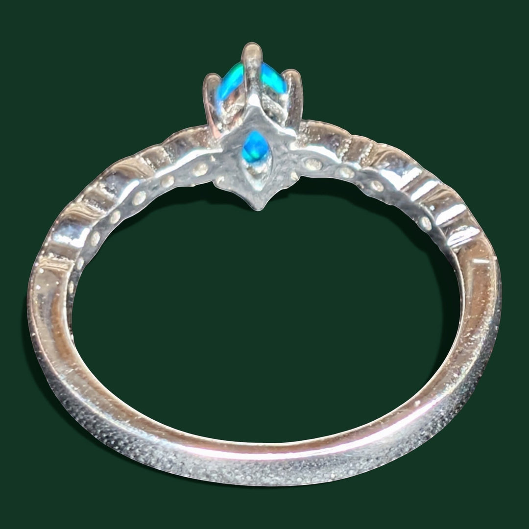 Schicker Ring aus Sterlingsilber mit einem blauen Opal im Marquise-Schliff und Zirkonia-Akzenten.