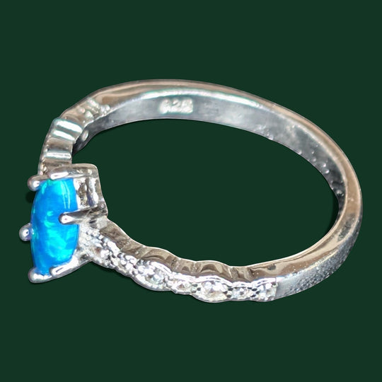 Ein stilvoller Ring aus Sterlingsilber mit einem blauen Opal im Marquise-Schliff als Mittelstein und Zirkonia-Akzenten.