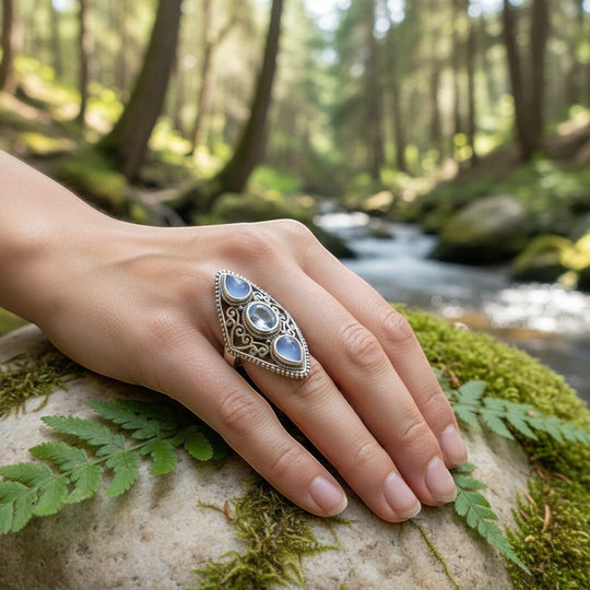 Sinnikäs Ring aus Sterlingsilber mit Calcedon und Blautopas, handgefertigt, Größe 59
