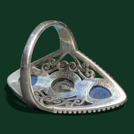 Sinnikäs Ring aus rhodiniertem Sterling-Silber mit Calcedon-Intarsie und Blautopas-Einlagen, filigrane Fassung, Größe 59